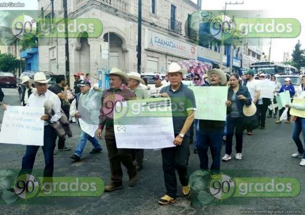 Marchan sobre avenida Madero los manifestantes de Ucareo, Michoacán - Foto 0 