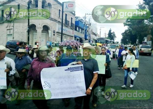 Marchan sobre avenida Madero los manifestantes de Ucareo, Michoacán - Foto 2 