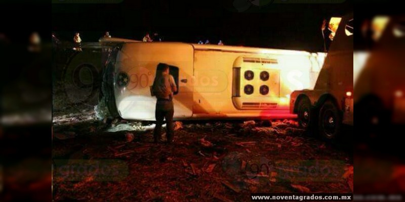 20 heridos deja volcadura de autobús en La Piedad, Michoacán - Foto 0 