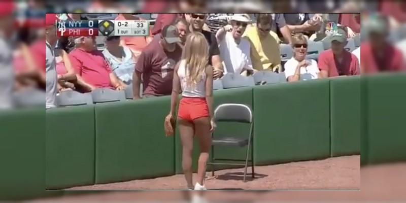 Recogepelotas en partido de béisbol se lleva toda la atención del público  