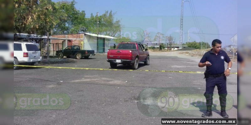 Localizan dos cadáveres presuntamente descuartizados al interior de una camioneta en Parácuaro - Foto 1 