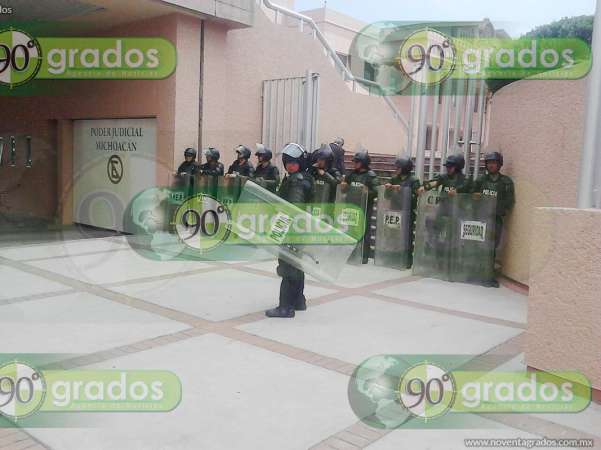 Resguardan Supremo Tribunal de Justicia de Michoacán ante arribo de manifestantes