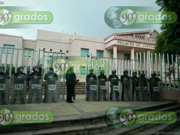 Se manifiestan habitantes de Ucareo a las afueras del Palacio de Justicia de Michoacán - Foto 1 