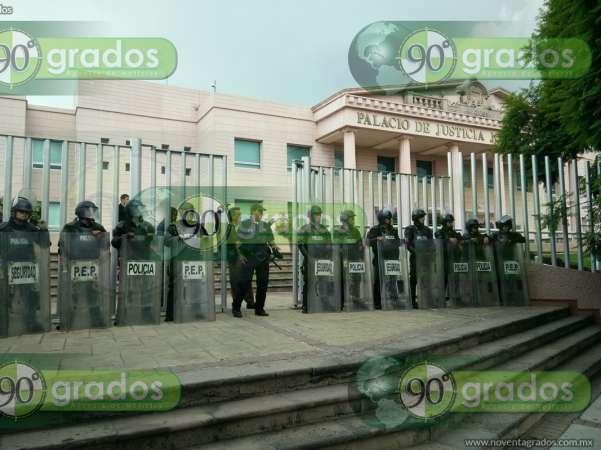 Se manifiestan habitantes de Ucareo a las afueras del Palacio de Justicia de Michoacán - Foto 5 