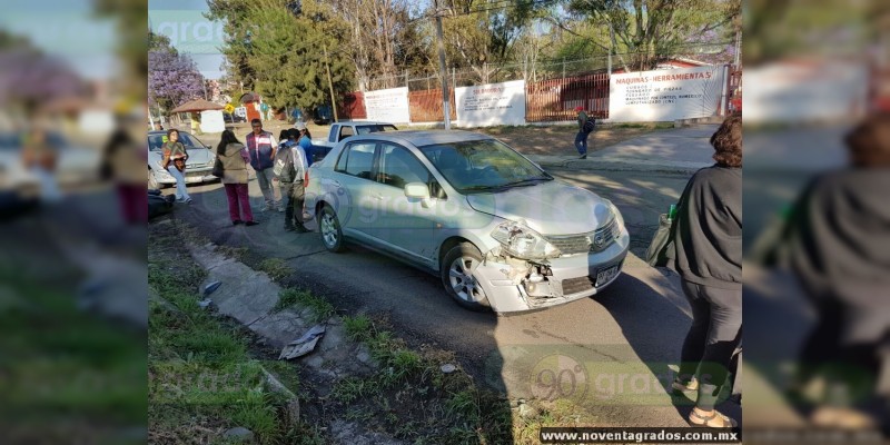 Dos estudiantes lesionados en choque entre auto y moto en Morelia - Foto 0 