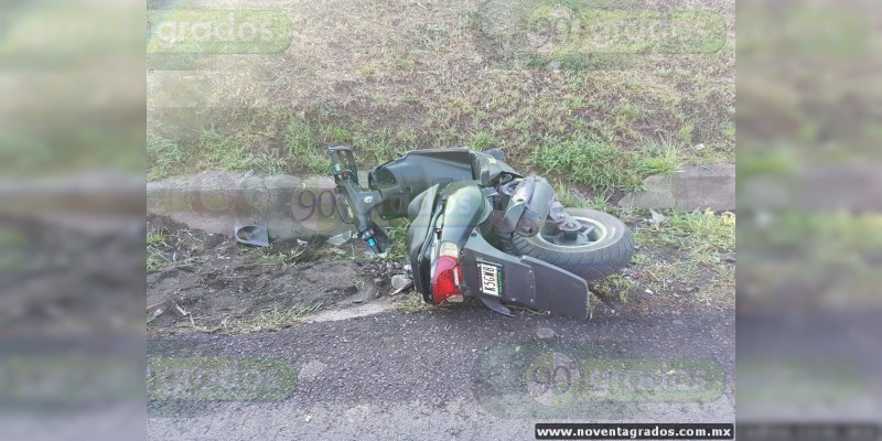 Dos estudiantes lesionados en choque entre auto y moto en Morelia - Foto 1 