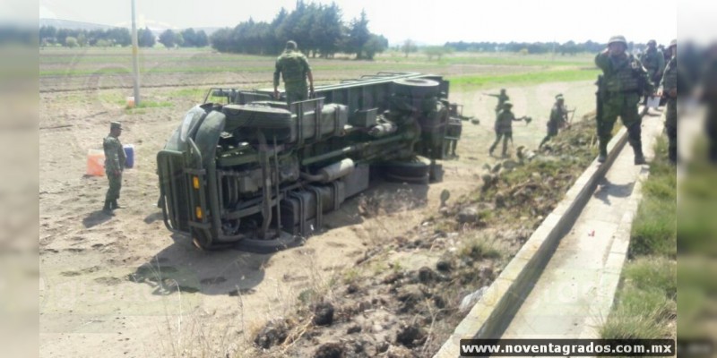 Ladrones de combustible atentan contra soldados y provocan volcadura de camión militar en Puebla - Foto 1 