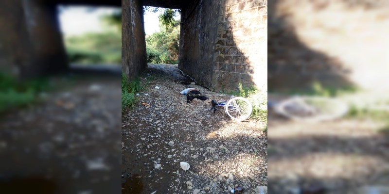Muere un ciclista al caer 15 metros desde un puente en Chilchota 