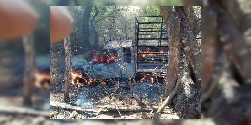Ejecutan a exautodefensa y lo queman en su auto en Aguililla, Michoacán - Foto 0 