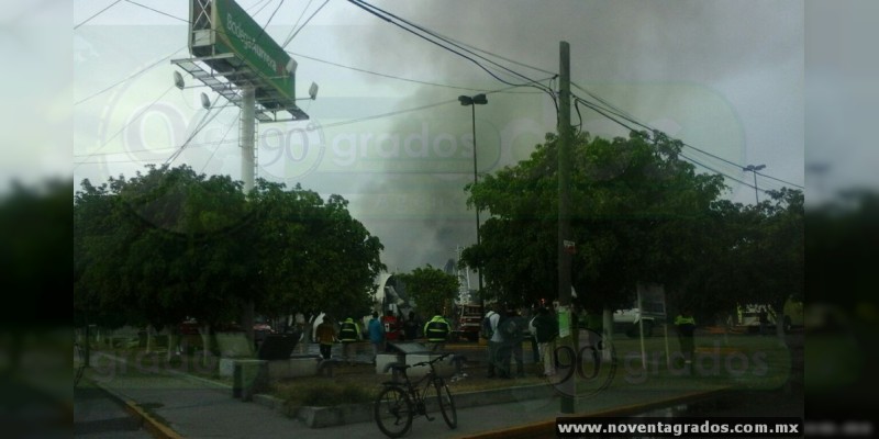 Se incendia Bodega Aurrera en Salvatierra, Guanajuato - Foto 0 