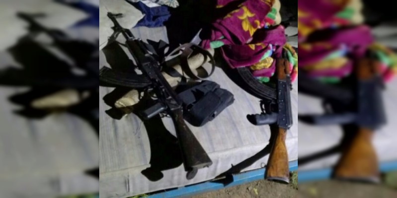 Aseguran armas y auto robado en predio habilitado como campamento, en Tiquicheo - Foto 0 