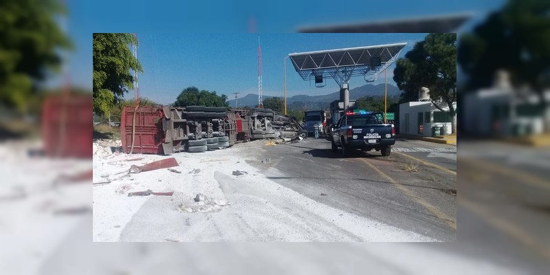 Atiende Protección Civil de Michoacán accidente en autopista Siglo XXI 