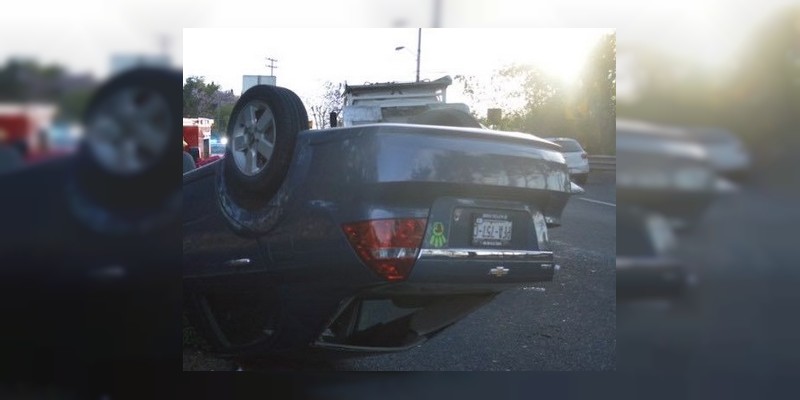 Morelia: Vuelca automovilista cerca de Casa de Gobierno  