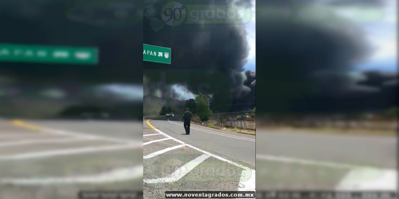 Vuelca y se incendia pipa cargada con gasolina en Pátzcuaro, Michoacán; el chofer muere  - Foto 0 