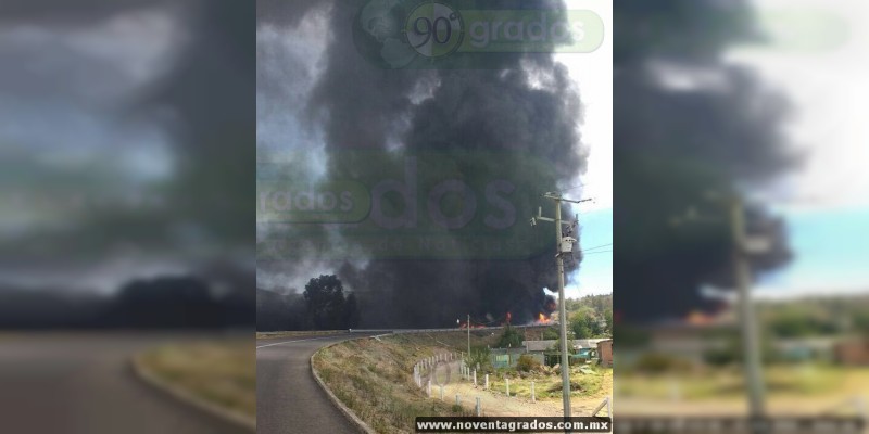 Vuelca y se incendia pipa cargada con gasolina en Pátzcuaro, Michoacán; el chofer muere  - Foto 1 