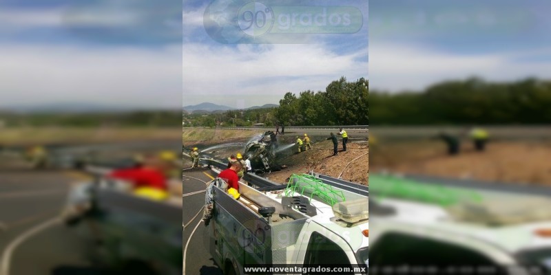 Vuelca y se incendia pipa cargada con gasolina en Pátzcuaro, Michoacán; el chofer muere  - Foto 2 