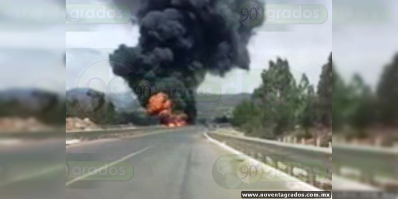 Vuelca y se incendia pipa cargada con gasolina en Pátzcuaro, Michoacán; el chofer muere  - Foto 3 