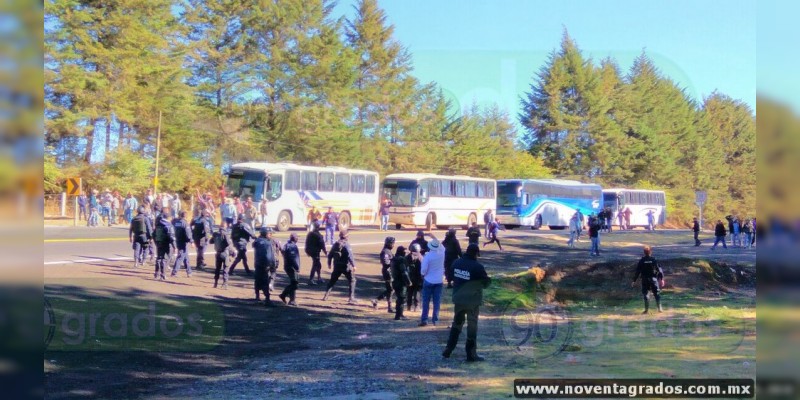 Confrontación entre ciudadanos y policías provoca bloqueo en la carretera Uruapan-Pátzcuaro - Foto 1 