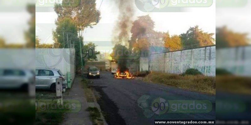 Se incendia vehículo en calles de Uruapan, Michoacán 