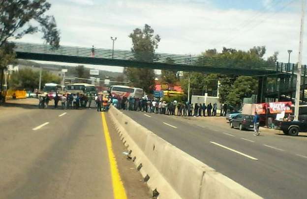 Normalistas bloquean la salida a Pátzcuaro en Morelia; exigen el pago de becas 