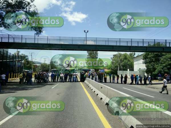 Normalistas liberan salida a Pátzcuaro tras diálogo con la autoridad - Foto 0 