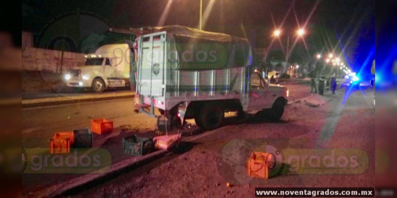 Dos muertos y dos heridos en choque entre dos vehículos en Hidalgo, Michoacán - Foto 5 