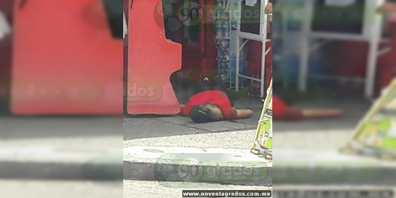 Afuera de una tienda asesinan a balazos a un hombre en Zamora, Michoacán - Foto 0 
