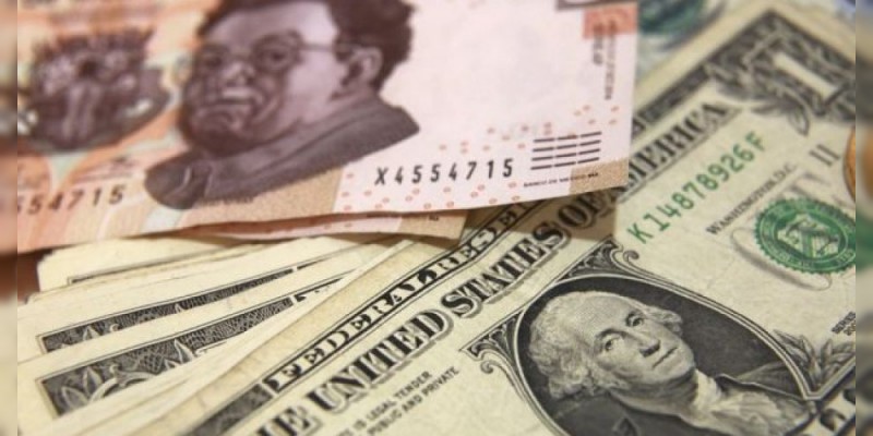 Dólar cierra en 19.04 pesos en bancos 