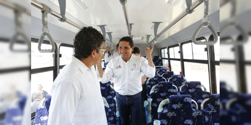 Entrega Gobernador autobús para el traslado de estudiantes de Tzintzuntzan 