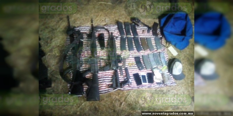 Michoacán: En camioneta baleada y robada detienen a un sujeto que transportaba cuatro armas y una granada - Foto 0 
