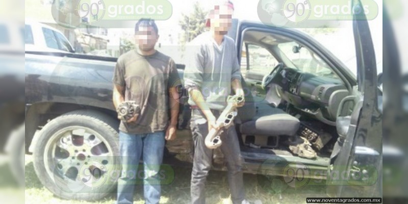 Morelia: Detienen a dos mientras robaban vehículo - Foto 0 