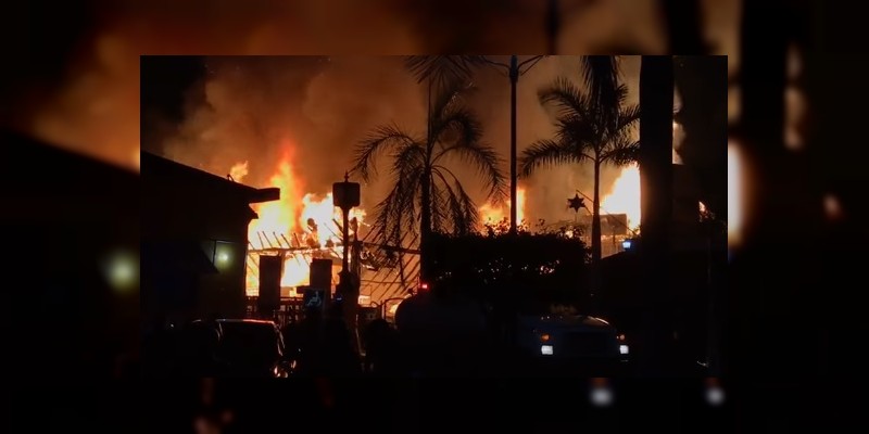 Incendio consume tres bares en Ixtapa; presumen atentado del crimen organizado 