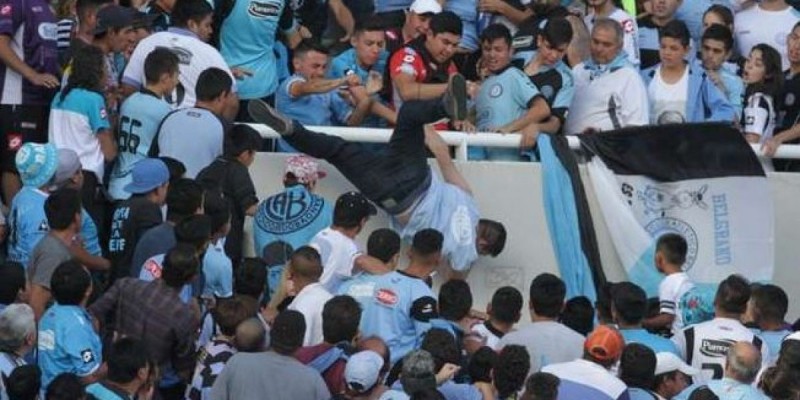 Aficionado pierde la vida, fue golpeado y lanzado desde las gradas de un estadio en Argentina 