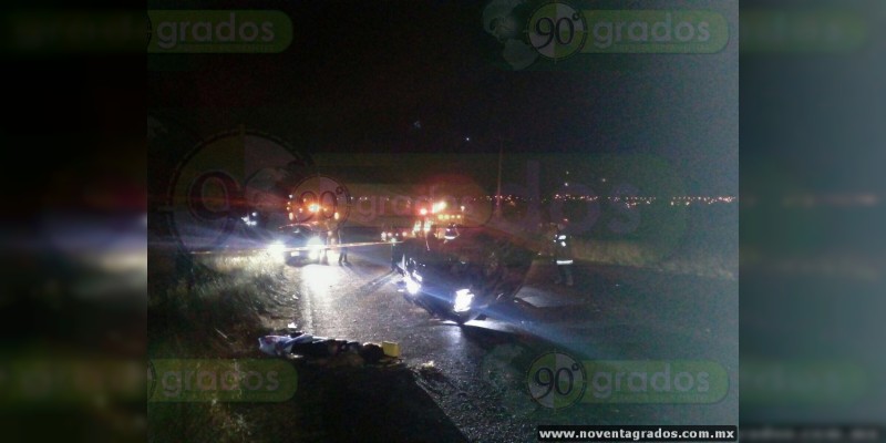 Volcadura en Hidalgo, Michoacán, deja un muerto y un herido - Foto 0 
