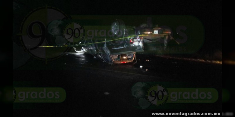 Volcadura en Hidalgo, Michoacán, deja un muerto y un herido - Foto 2 