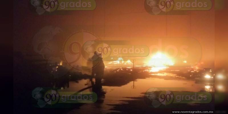 Zamora: Fuerte incendio consume dos bodegas, deja pérdidas millonarias - Foto 1 