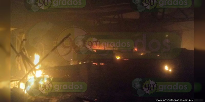 Zamora: Fuerte incendio consume dos bodegas, deja pérdidas millonarias - Foto 2 