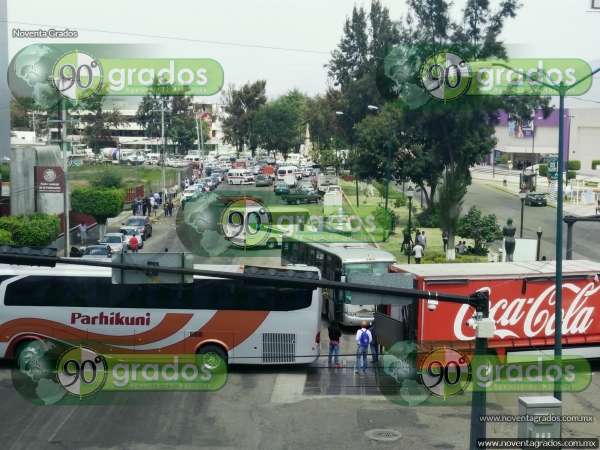 (VIDEOS) Liberan normalistas accesos a plaza Las Américas; continúan los bloqueos en avenidas - Foto 0 