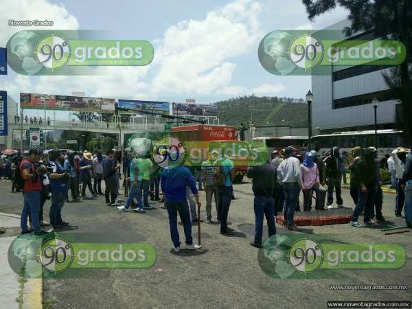 (VIDEOS) Liberan normalistas accesos a plaza Las Américas; continúan los bloqueos en avenidas - Foto 2 
