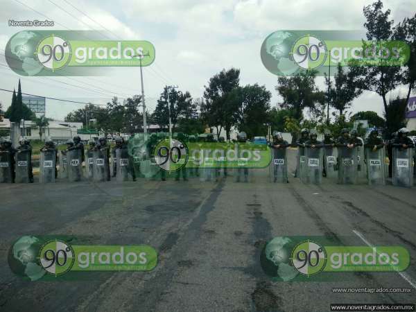 (VIDEOS) Liberan normalistas accesos a plaza Las Américas; continúan los bloqueos en avenidas - Foto 3 