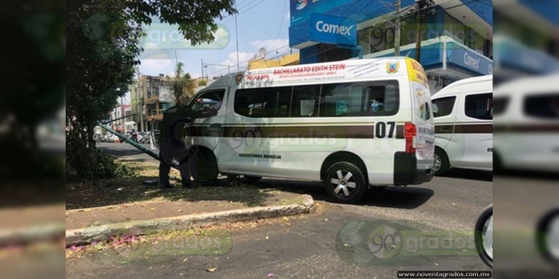 Morelia: Chocan combi y auto particular; hay heridos - Foto 1 
