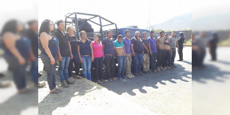 Detienen a 15 presuntos "viagras" en Michoacán: Les aseguran armas, munición y lanzacohetes - Foto 1 