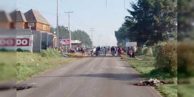 Michoacán: Comuneros de Nahuatzen retienen a cuatro personas y realizan bloqueos carreteros 