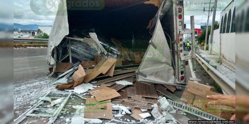 Choca trailer contra combi de turistas en Autopista del Sol, hay cuatro muertos 