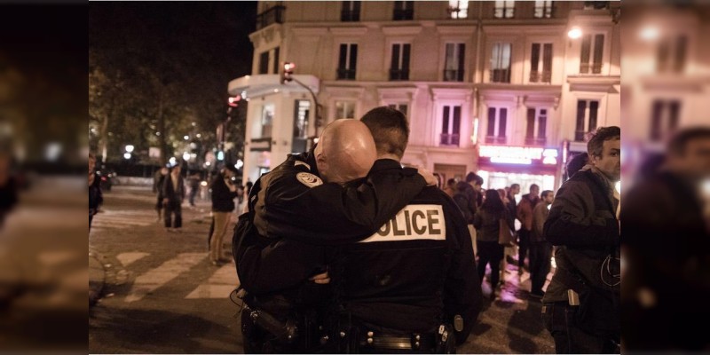 Policía abatido en tiroteo en el centro de París - Foto 0 