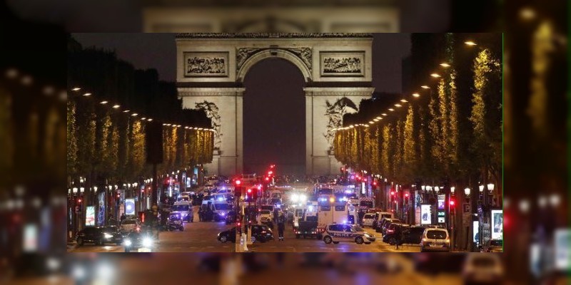 Policía abatido en tiroteo en el centro de París - Foto 1 