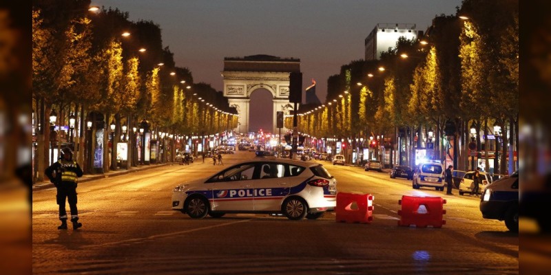 Policía abatido en tiroteo en el centro de París - Foto 2 