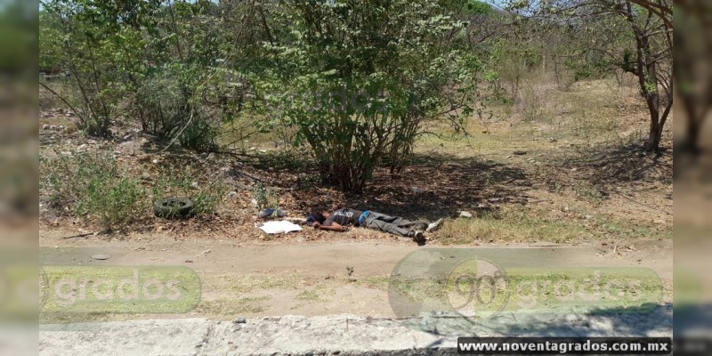 Baleado y con cartulina localizan cadáver de un hombre en Lázaro Cárdenas, Michoacán - Foto 1 