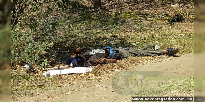 Baleado y con cartulina localizan cadáver de un hombre en Lázaro Cárdenas, Michoacán - Foto 2 