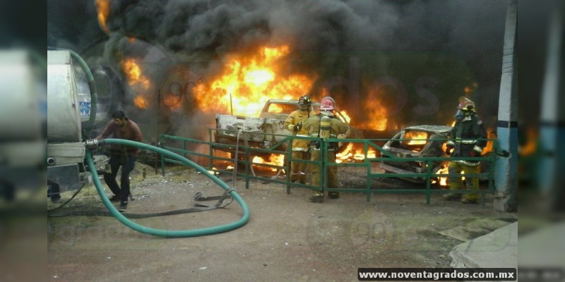 Maravatío: Se incendia taller mecánico, 5 autos se calcinan  - Foto 0 